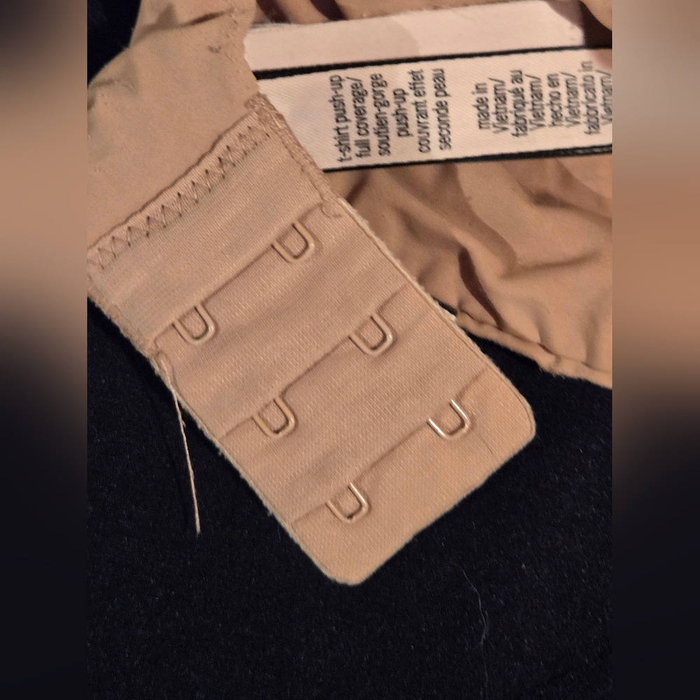 **SOLD 👙**Victoria's Secret Nude Bra - Picture 9 of 10